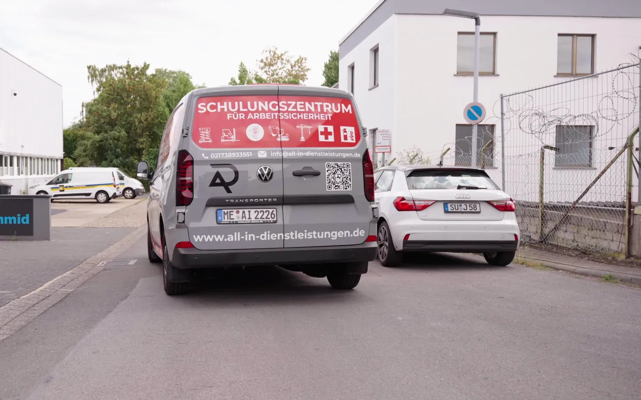 Schulungswagen von AiD auf einem Betriebsgelände
